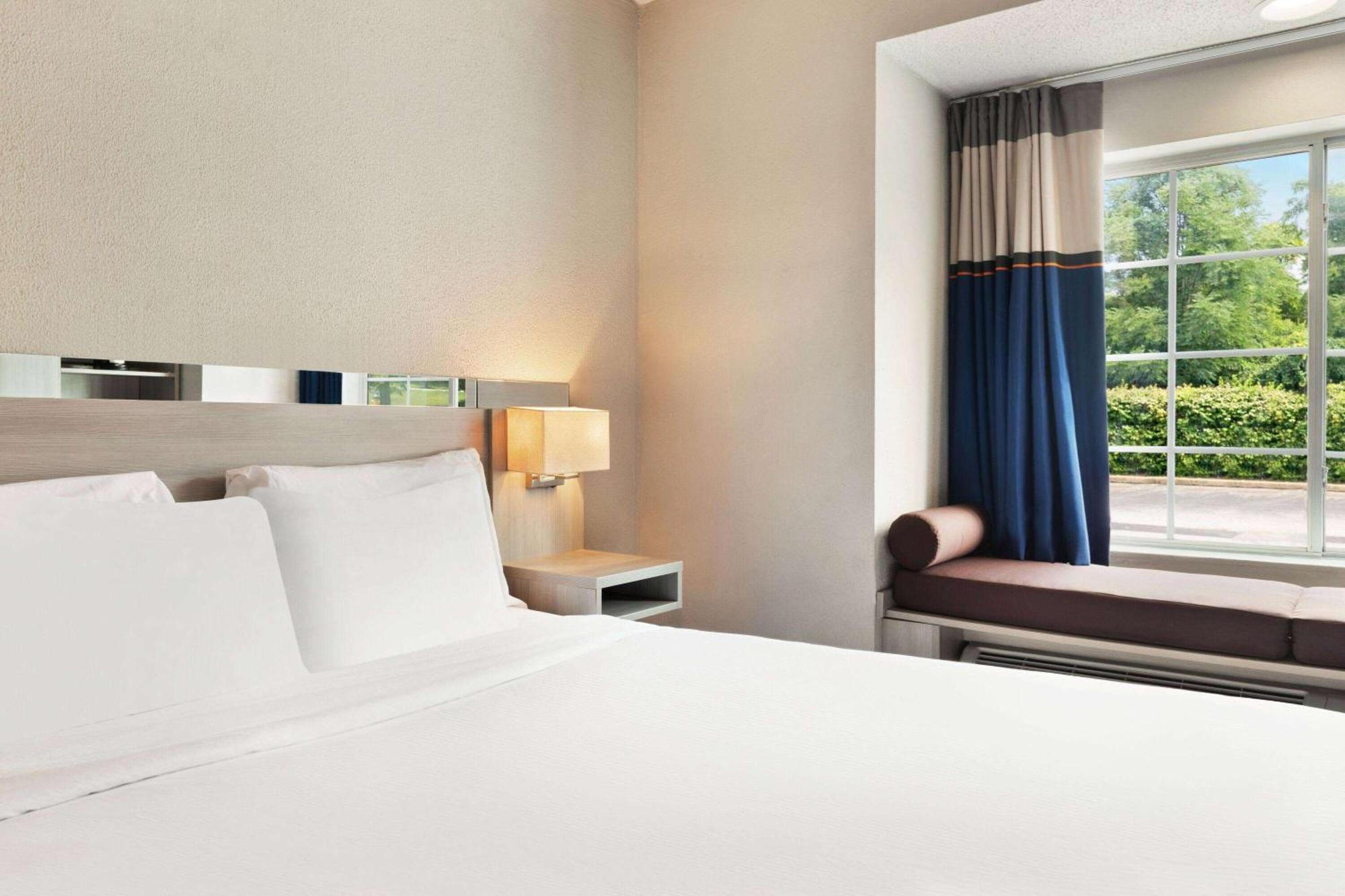 Microtel Inn & Suites By Wyndham Florence/Cincinnati Airpo Bagian luar foto