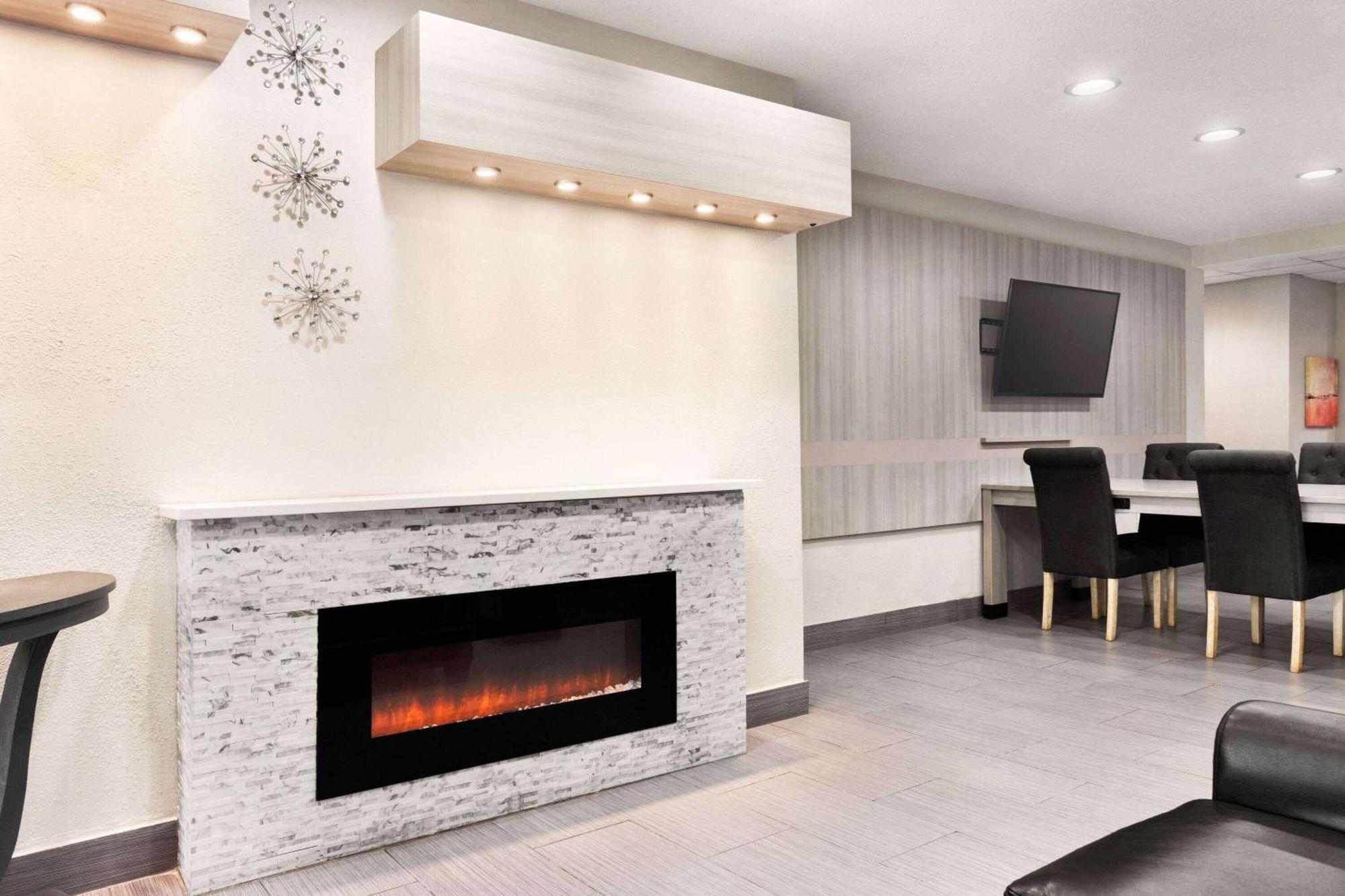 Microtel Inn & Suites By Wyndham Florence/Cincinnati Airpo Bagian luar foto