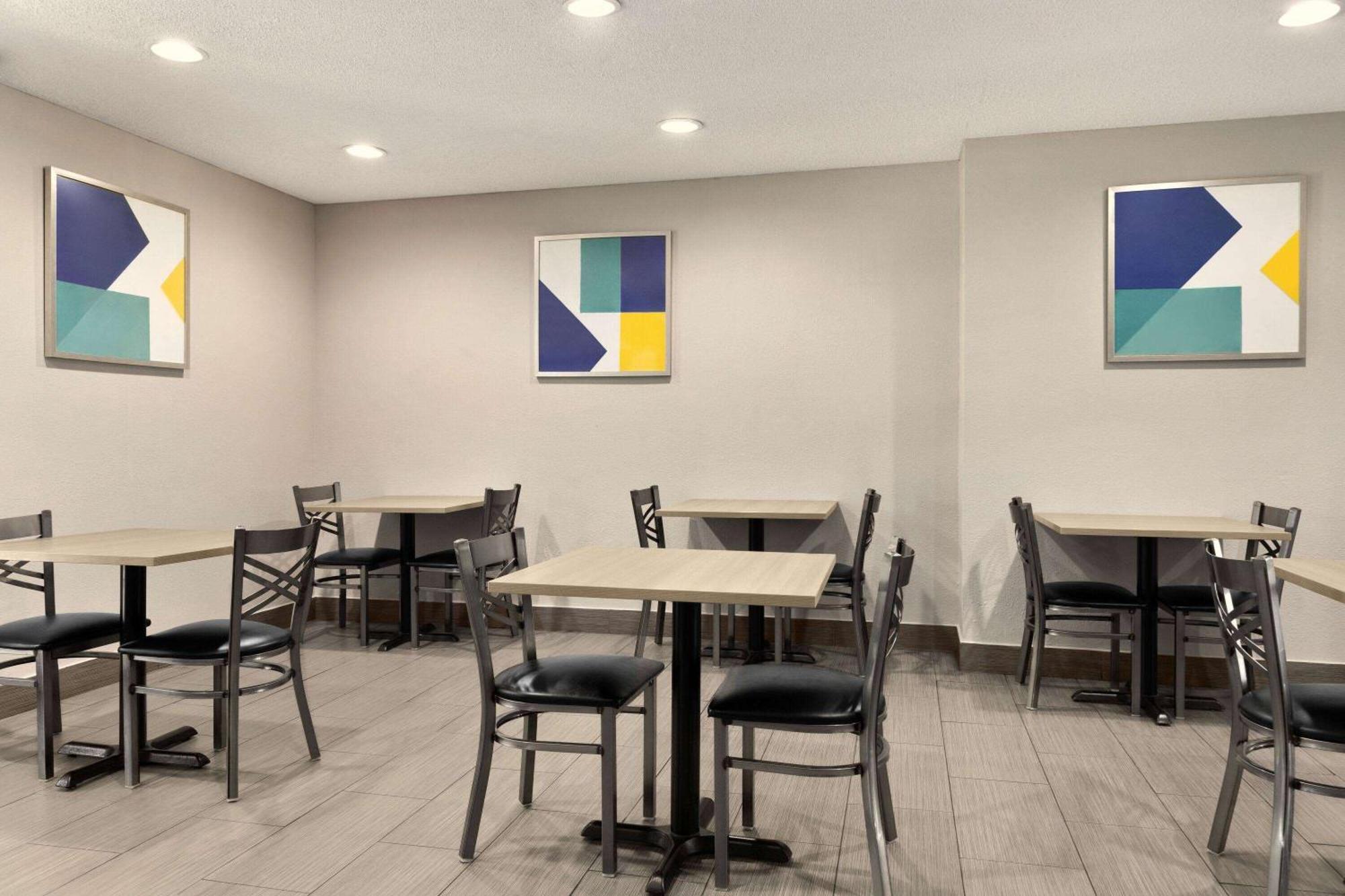 Microtel Inn & Suites By Wyndham Florence/Cincinnati Airpo Bagian luar foto