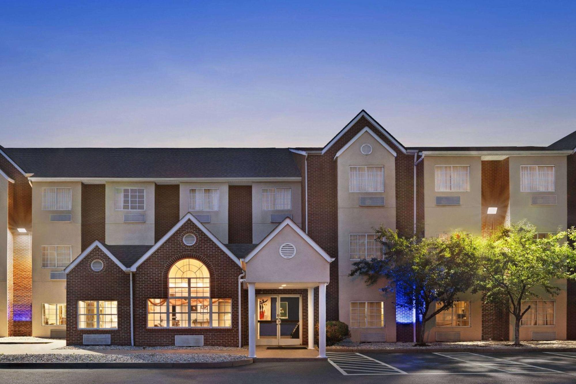 Microtel Inn & Suites By Wyndham Florence/Cincinnati Airpo Bagian luar foto